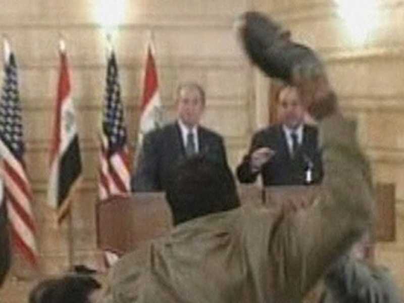 Muntadhar al Zaidi lancia una scarpa contro Bush durante una conferenza stampa a Baghdad nel 2008 (foto LaPresse)
