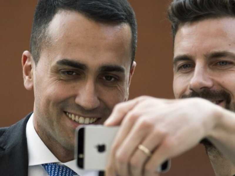 Luigi Di Maio si fa un selfie con un tassista (foto LaPresse)