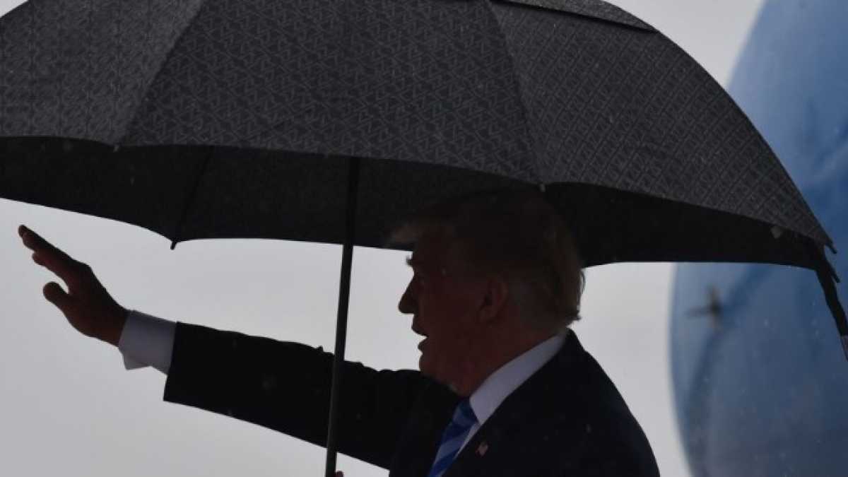 Immagine di Trump arranca in casa e vince fuori