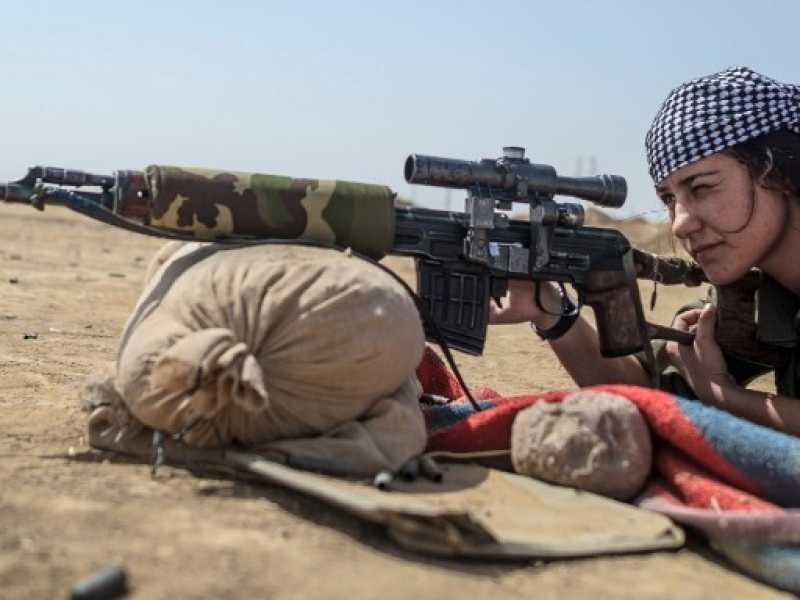 Miliziani curdi. &ldquo;Abbandonarli dopo aver combattuto con loro contro gli islamisti sarebbe un errore morale imperdonabile&rdquo;, recita un appello francese (foto LaPresse)