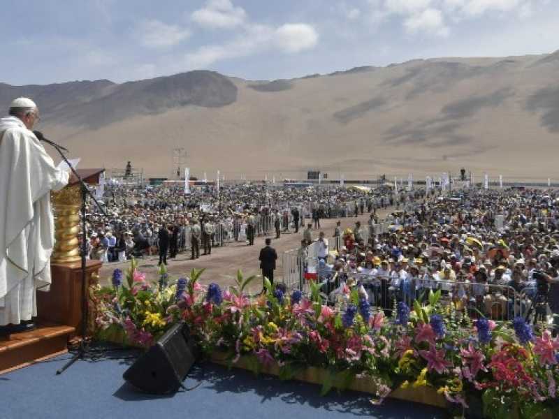 Papa Francesco in un momento del suo viaggio apostolico in Cile, nello scorso gennaio (foto LaPresse)