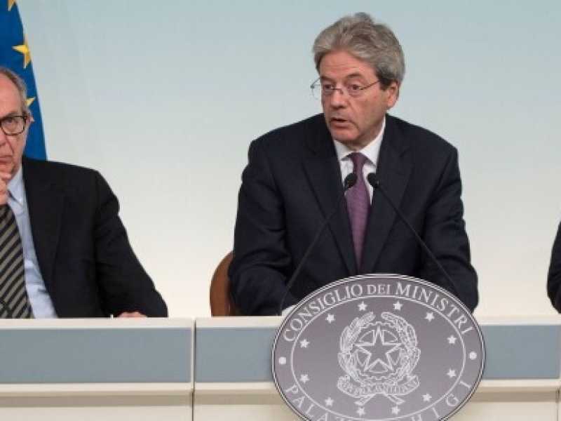 Pier Carlo Padoan, Paolo Gentiloni e Carlo Calenda durante la conferenza stampa di presentazione del Def. Foto LaPresse