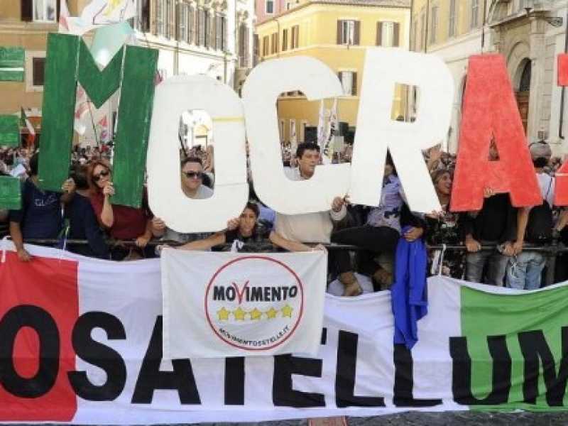 Una manifestazione del M5s contro il Rosatellum (foto LaPresse)
