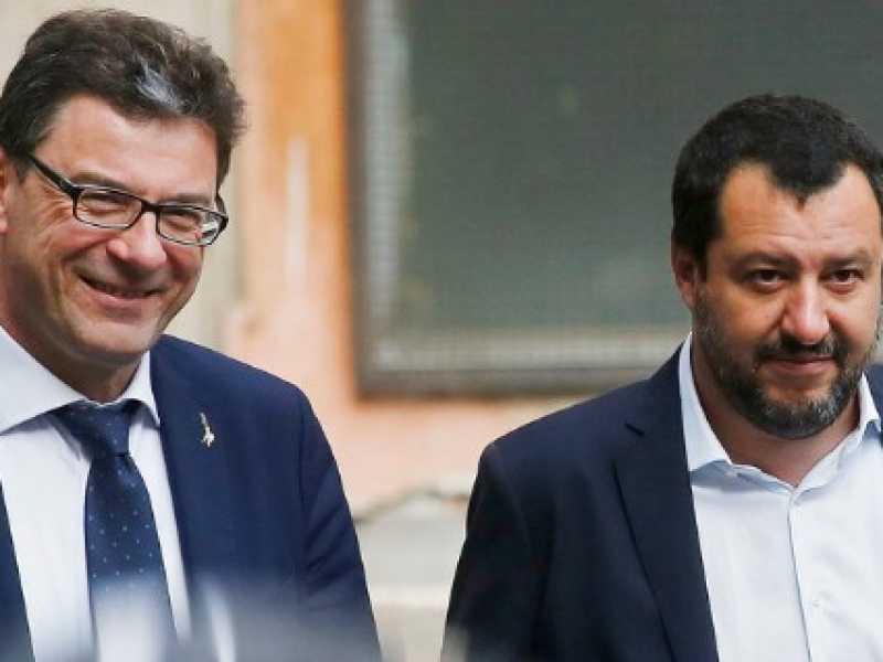 Giancarlo Giorgetti e Matteo Salvini (foto LaPresse) 