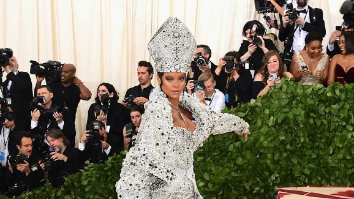 Immagine di Le blasfeme banalità del Met Gala, approvato dal papa e dalla papessa Rihanna FOTO
