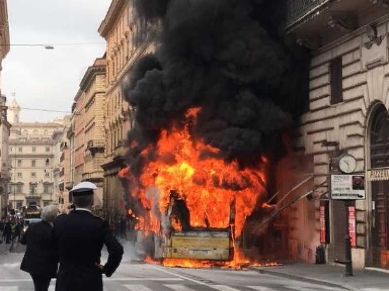 L'autobus in fiamme su via del Tritone. Foto Piero Vietti