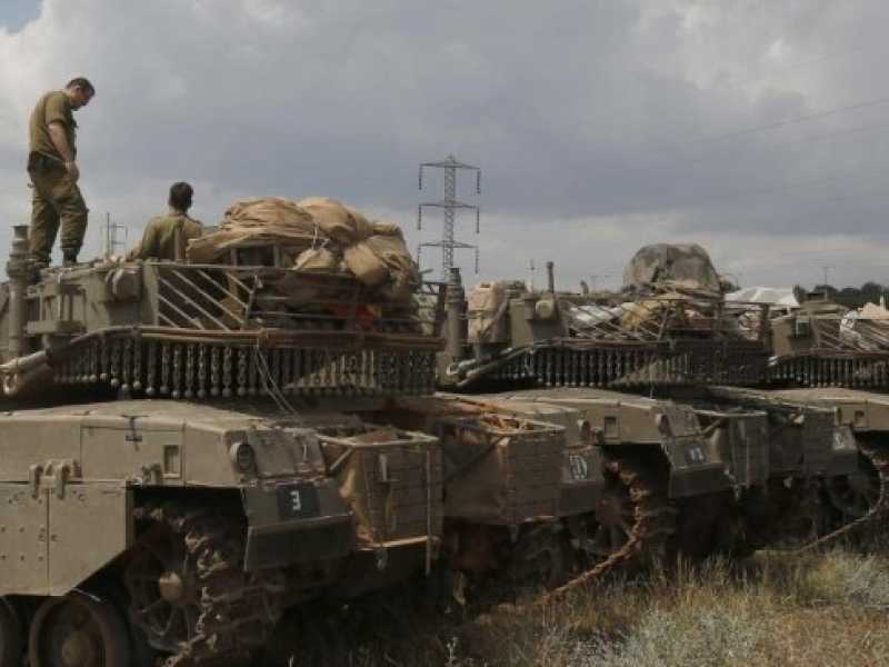 Carri armati israeliani sulle alture del Golan (foto LaPresse)