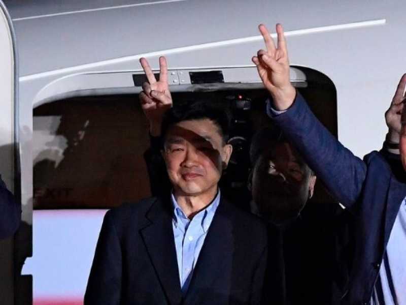 Donald Trump accoglie negli Stati Uniti i tre cittadini americani liberati dalla Corea del nord dove si trovavano prigionieri (foto LaPresse) 