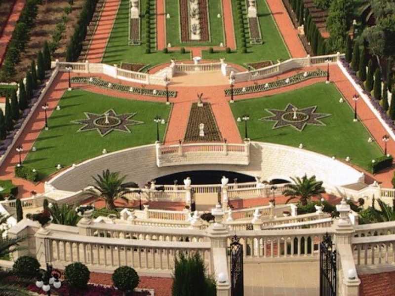 I giardini Bahai di Haifa, dove si trova il quartier generale della comunità sincretista perseguitata in Iran. Foto Creative Commons di Michael Paul Gollmer
