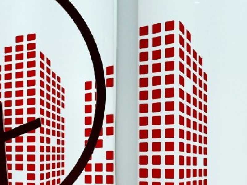 Un uomo telefona davanti allo stand di Vodafone al Mobile World Congress
