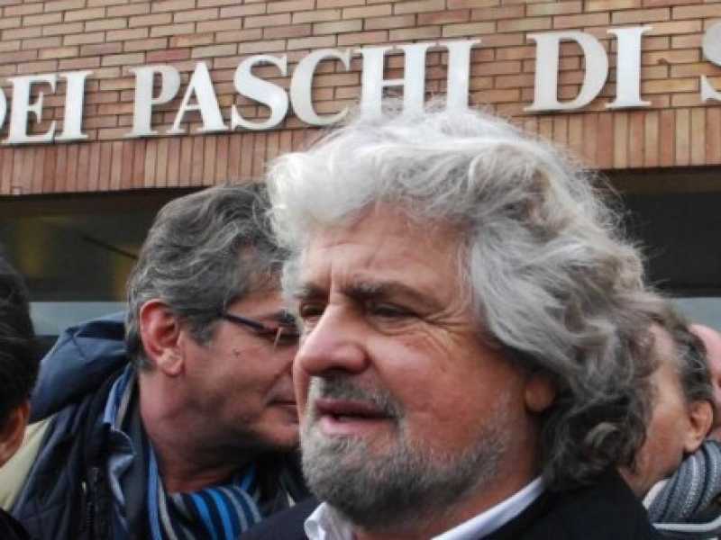 Beppe Grillo all'assemblea degli azionisti di Mps nel gennaio 2013 (foto LaPresse)