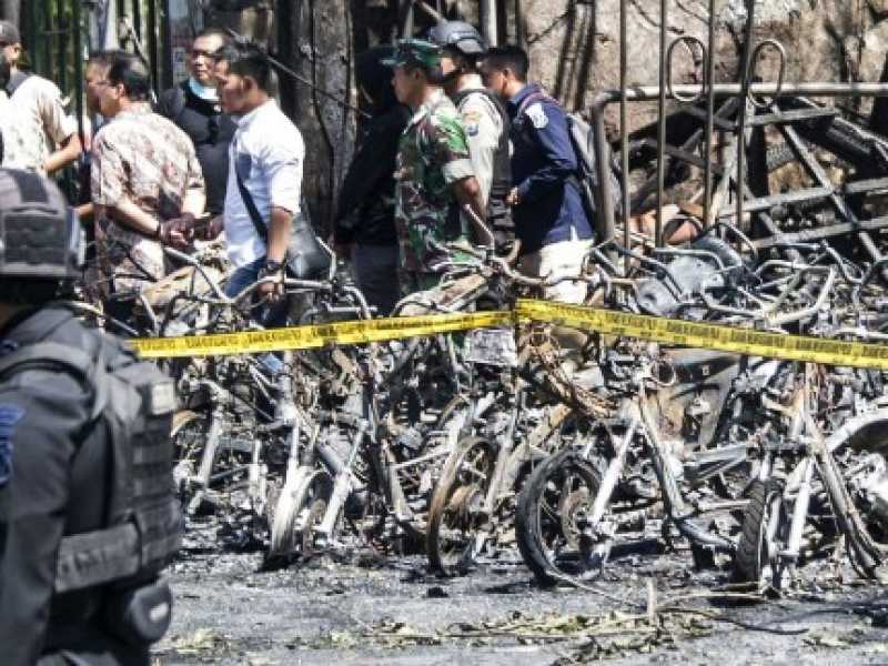 Le forze dell'ordine dopo l'attentato alla chiesa protestante pi&ugrave; grande di Surabaya. Foto LaPresse