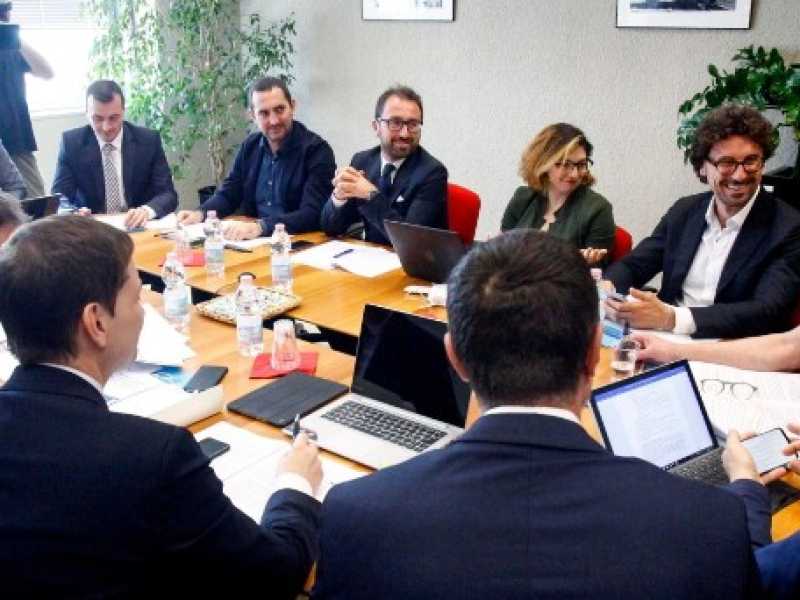 L'incontro tra parlamentari M5s e Lega Nord al Pirellone (foto LaPresse)