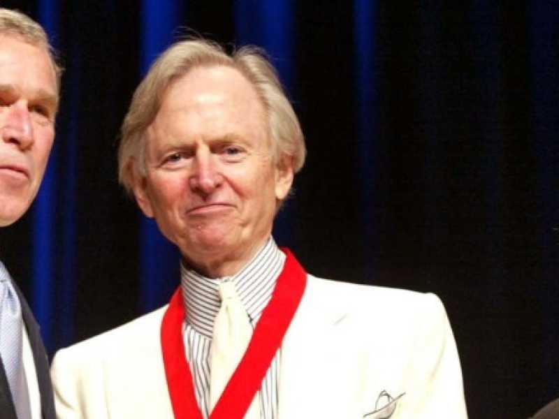 Tom Wolfe con George W. Bush e sua moglie. Foto LaPresse