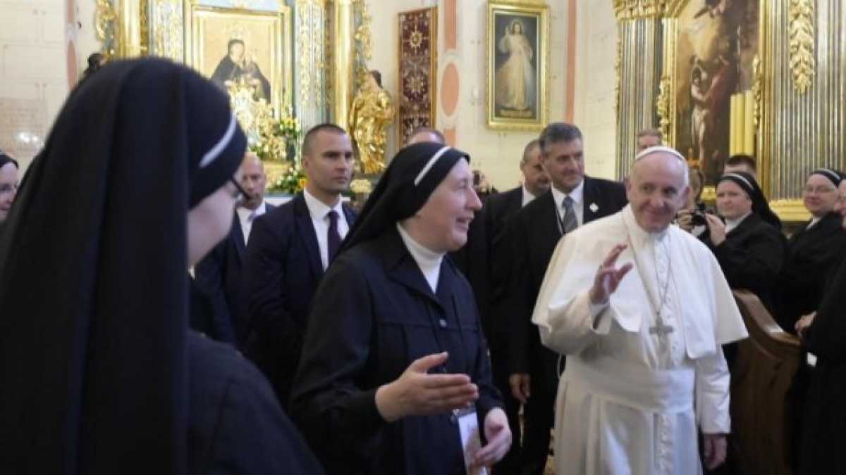 Immagine di La nuova vita delle suore di clausura, con Facebook ma mordendosi la lingua