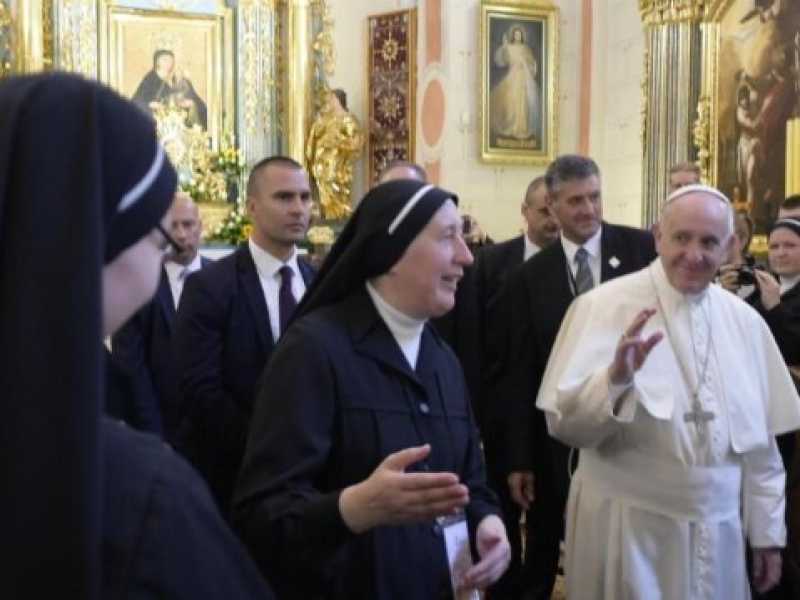 Papa Francesco con un gruppo di suore durante un viaggio apostolico in Polonia (foto LaPresse)