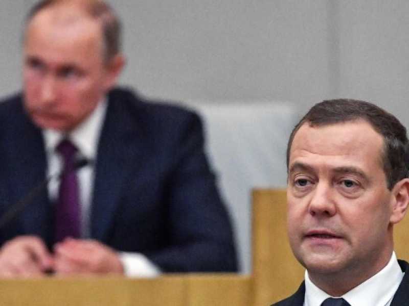 Dmitry Medvedev e, alle sue spalle, Vladimir Putin (foto LaPresse)