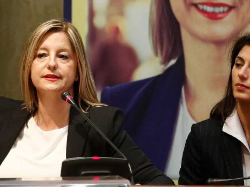 Roberta Lombardi e Virginia Raggi (foto LaPresse)