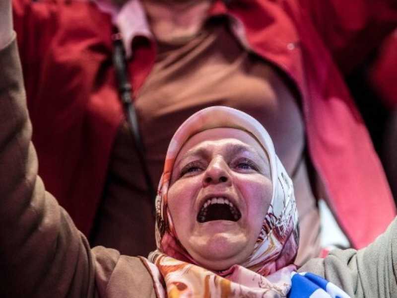 Una sostenitrice di Erdogan durante un comizio a Istanbul (foto LaPresse)