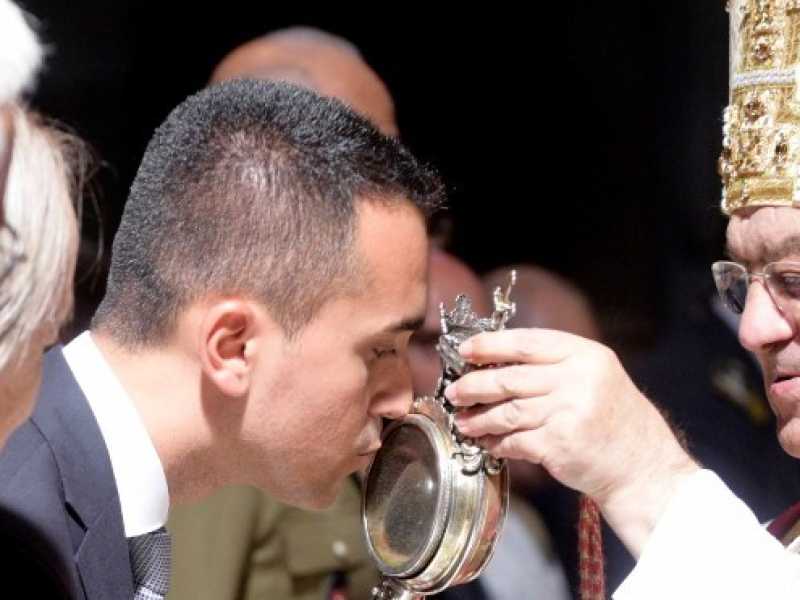 Luigi Di Maio al Duomo di Napoli durante il miracolo di San Gennaro al Duomo di Napoli (foto LaPresse)