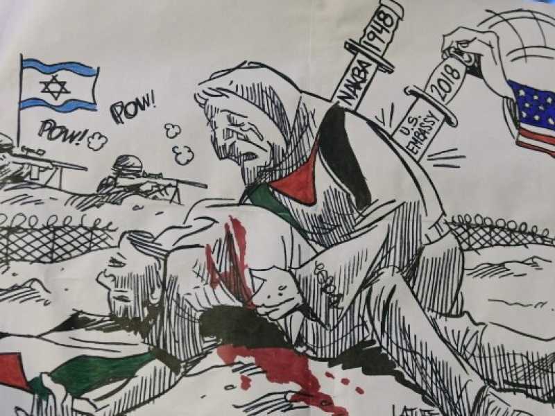 Un manifestante durante una protesta contro l'uccisione di 60 palestinesi da parte del fuoco israeliano lungo il confine di Gaza (LaPresse)