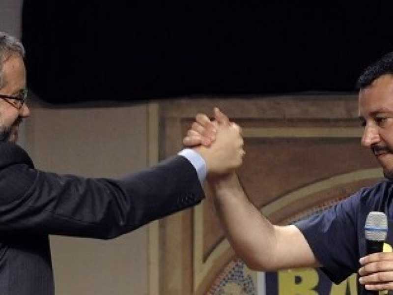 Claudio Borghi con Matteo Salvini (foto LaPresse)