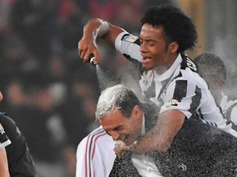 Massimiliano Allegri festeggia con i suoi giocatori dopo la conquista della quarta Coppa Italia di fila, dopo avere battuto il Milan 4-0 all&rsquo;Olimpico di Roma (foto LaPresse)