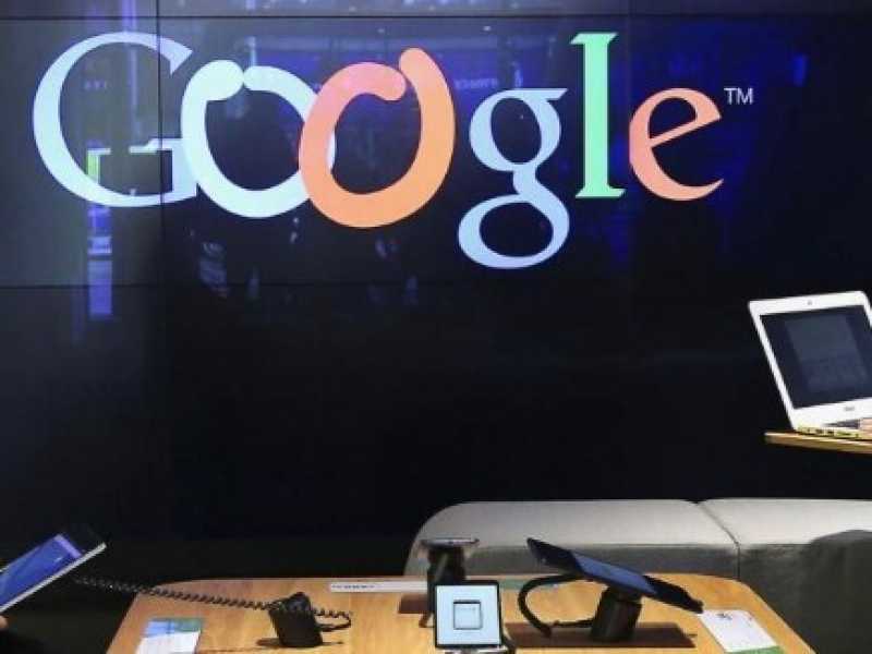 Clienti nel nuovo Google store di Londra (foto LaPresse)