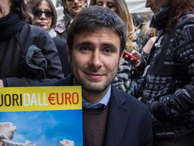 Alessandro Di Battista, nel 2015, durante la raccolta firme per il referendum sull'Euro (foto LaPresse)
