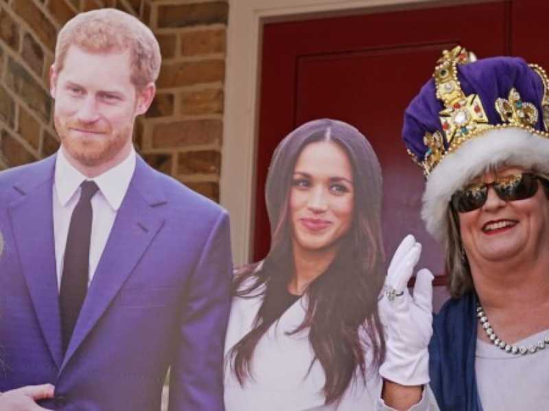 Sale l'attesa per il Royal Wedding a Londra (foto LaPresse)