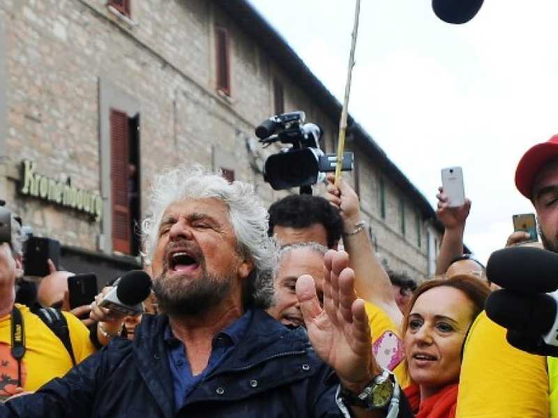 La marcia del Movimento 5 stelle per il reddito di cittadinanza (foto LaPresse)