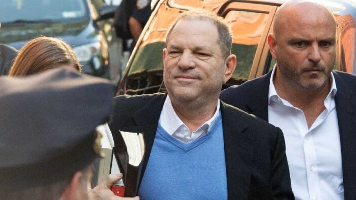 Immagine di Weinstein arrestato (e liberato): inizia il processo al porco