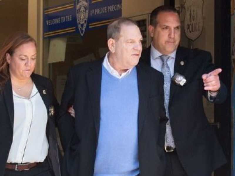 Harvey Weinstein lascia il Dipartimento di polizia di New York (foto LaPresse)