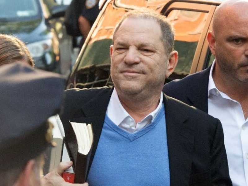 Harvey Weinstein si consegna alla polizia di New York (foto LaPresse)
