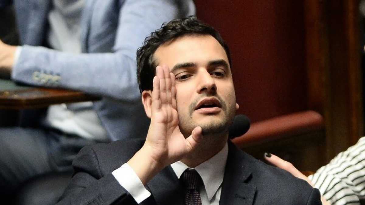 Immagine di Il M5s prepara l’alleanza con Salvini. Sibilia: “Voti l’impeachment”