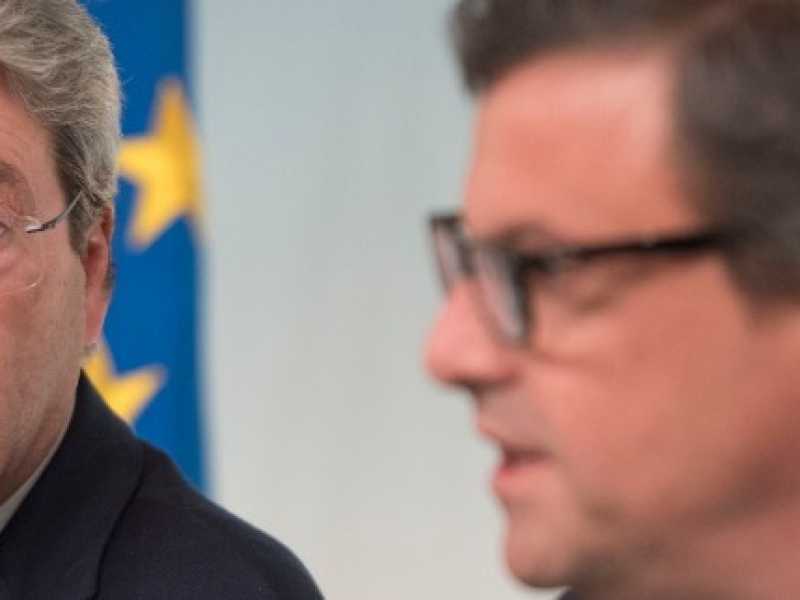 Paolo Gentiloni e Carlo Calenda (foto LaPresse)