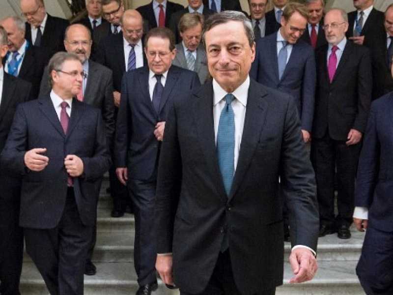 Mario Draghi e altri membri della Bce poco dopo un consiglio direttivo. Foto LaPresse