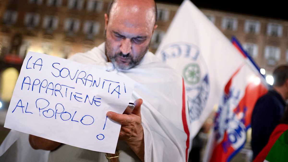 Immagine di Di Maio e Salvini si litigano la piazza