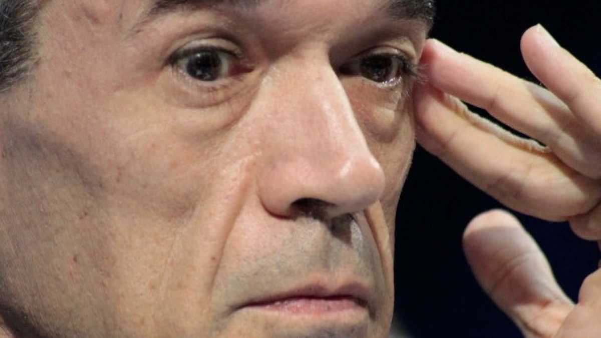 Immagine di Per difendere Savona, Di Maio si inventa il Cottarelli no euro
