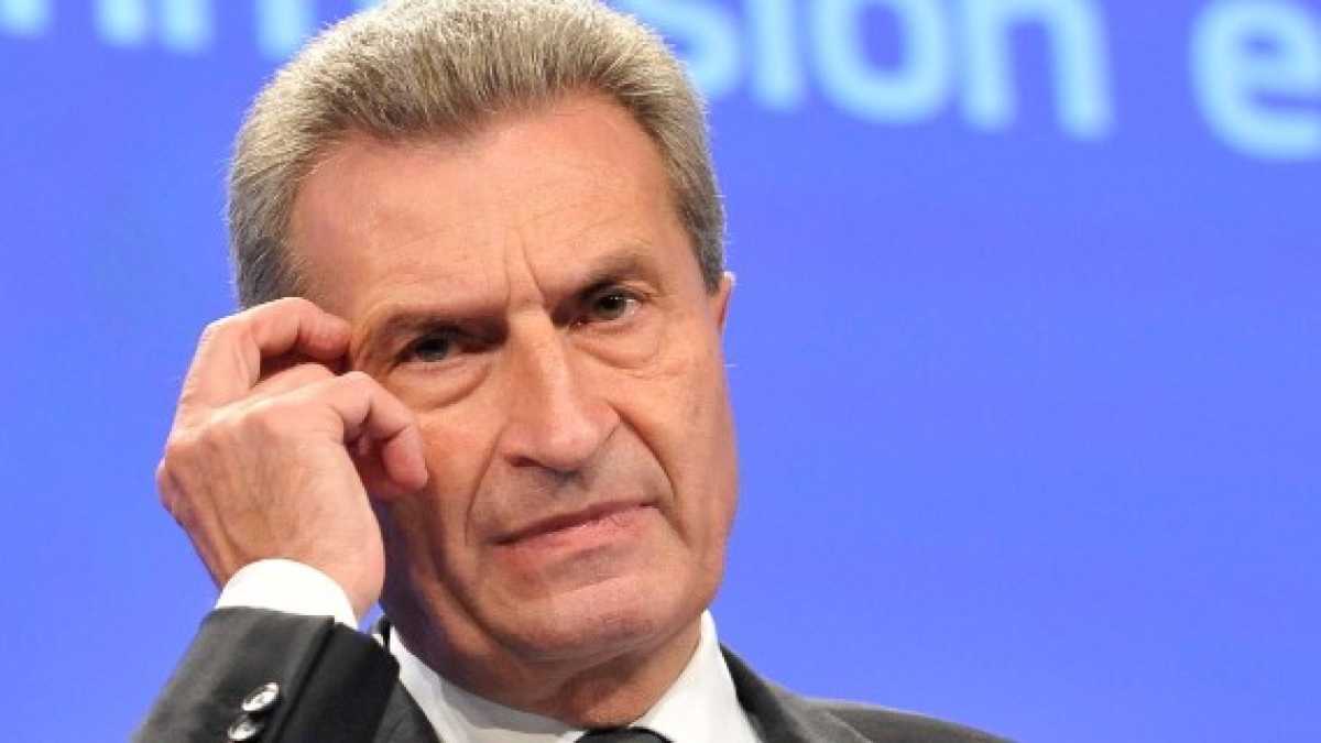 Immagine di Le polemiche sul commissario Oettinger e i razzi contro Israele. Le notizie del giorno, in breve