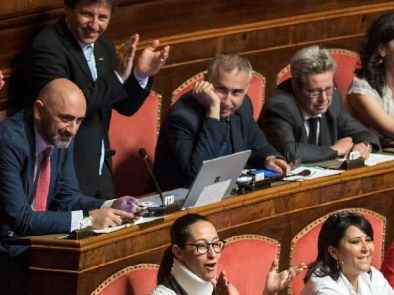 Senatori del M5s in aula (foto LaPresse)
