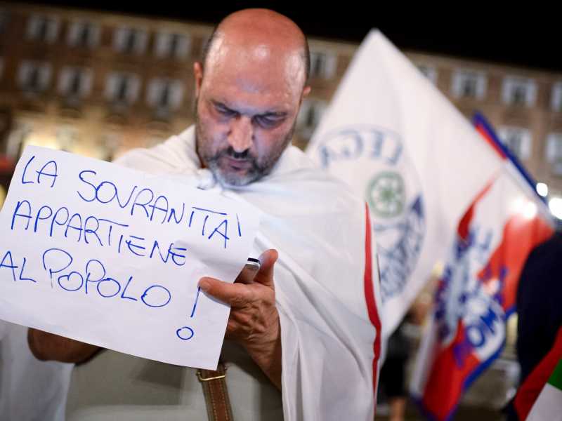 Torino, militanti di Lega e Movimento 5 Stelle protestano sotto la prefettura (foto LaPresse)