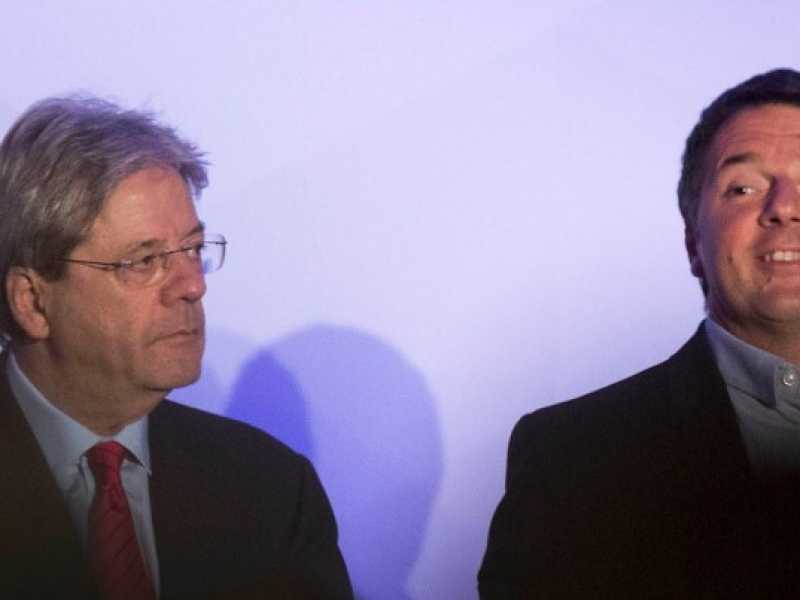 Paolo Gentiloni e Matteo Renzi (foto LaPresse)