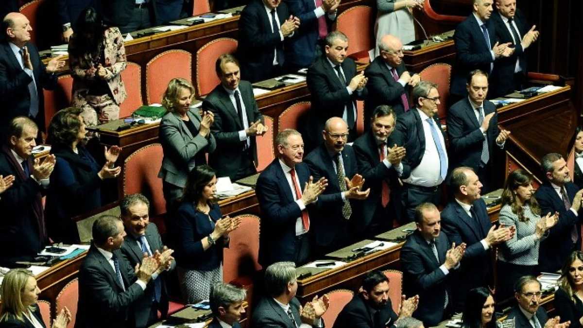 Immagine di La Repubblica dell’applauso (dal talk-show al Quirinale)