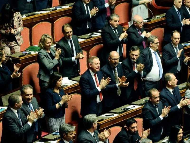 I senatori in piedi applaudono all'inizio della legislatura (foto LaPresse)