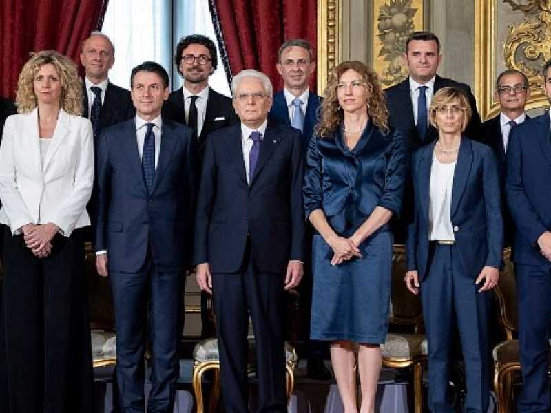 Il governo Conte con il presidente Mattarella (foto LaPresse)