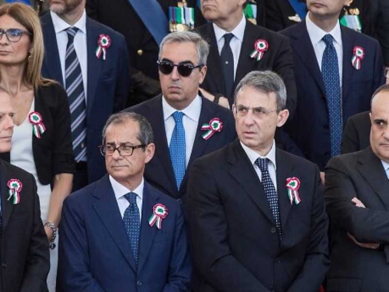 Matteo Salvini, Enzo Moavero Milanesi, Giovanni Tria, Sergio Costa, Alberto Bonisoli, Riccardo Fraccaro alla parata del 2 giugno (foto LaPresse)