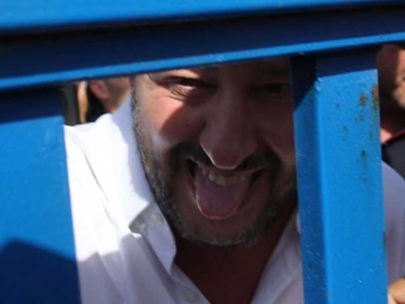 Matteo Salvini in visita al centro di primo soccorso e accoglienza di Pozzallo (foto LaPresse)