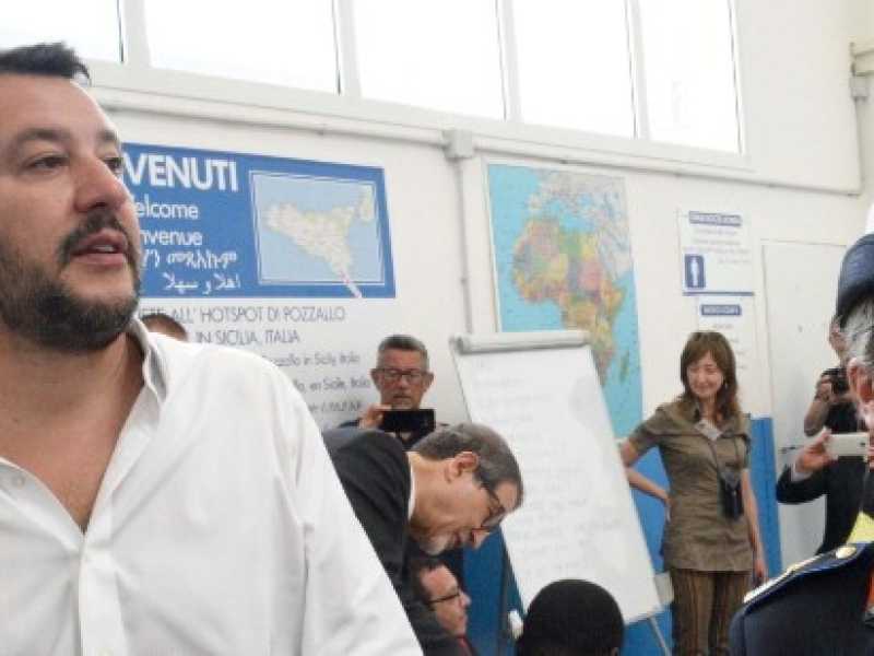 Il ministro degli interni Matteo Salvini al centro di accoglienza di Pozzallo (LaPresse)