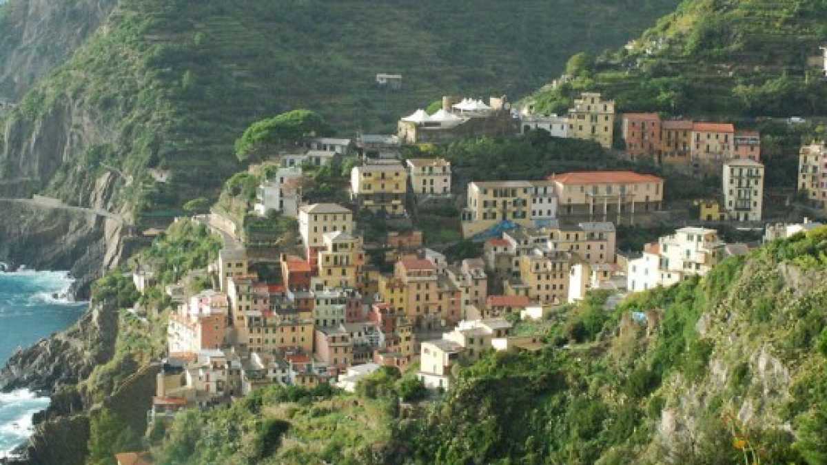 Immagine di Le anabasi montaliane in Birkenstock e altri orrori estivi da paesaggio & poeti